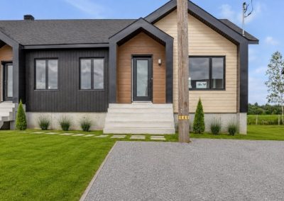 Façade d’un modèle de maison jumelée à St-Marc-des-Carrières